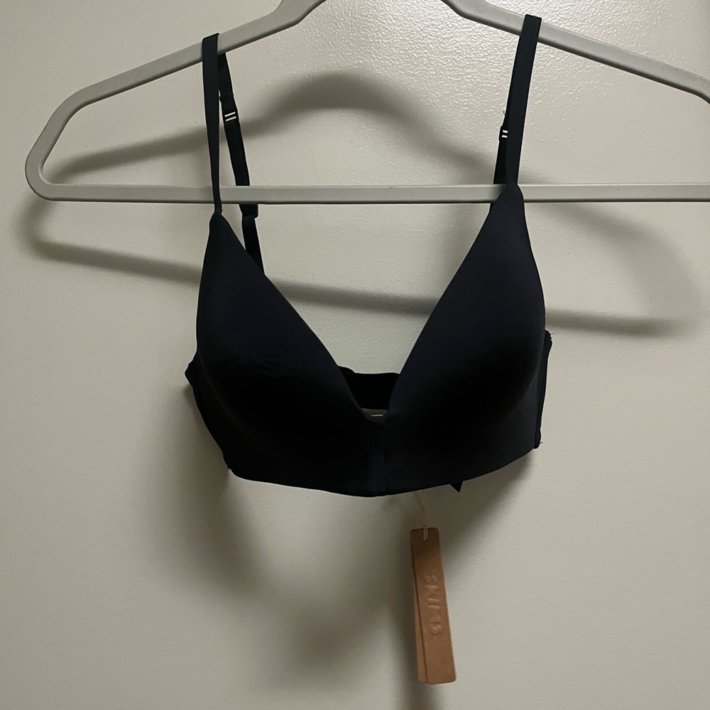 Skims wireless form t-shirt bra
